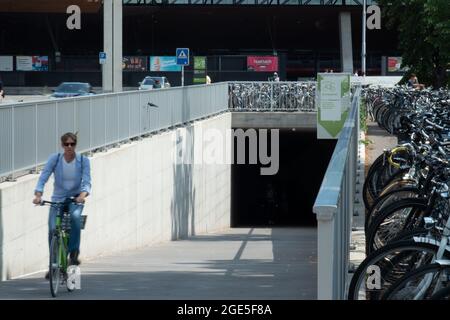 Zurich, Suisse - 13 juillet 2019 : un cycliste quitte la gare centrale Banque D'Images