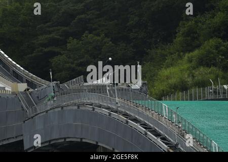 Nagano, Japon, 2021-10-08 , saut d'athlète au saut à ski de Nagano, hôte des Jeux olympiques d'hiver de 2018. Banque D'Images