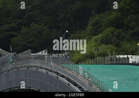 Nagano, Japon, 2021-10-08 , saut d'athlète au saut à ski de Nagano, hôte des Jeux olympiques d'hiver de 2018. Banque D'Images