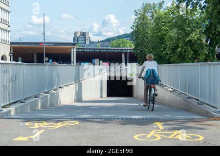 Zurich, Suisse - 13 juillet 2019 : un cycliste entre dans la gare de vélo moderne à la gare principale Banque D'Images