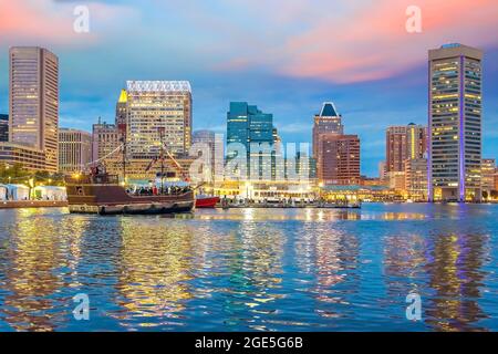 Vue sur le port intérieur dans le centre-ville de Baltimore Maryland USA au coucher du soleil Banque D'Images