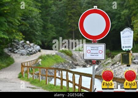 Grainau, Allemagne. 17 août 2021. Un signe avec l'inscription 'Vollsperrung! Danger de mort ! » Est affiché à l'entrée de la gorge de Höllentalklamm. Après la vague d'inondation dans la gorge de la Zugspitze, la recherche de deux personnes disparues se poursuit. La veille, après de fortes pluies, une vague d'inondation s'est précipitée dans la gorge près de Grainau, dans le quartier de Garmisch-Partenkirchen, qui est populaire auprès des randonneurs et des touristes. Elle a balayé plusieurs personnes. Crédit : Lennart Preiss/dpa/Alay Live News Banque D'Images