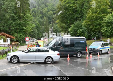 Grainau, Allemagne. 17 août 2021. Les véhicules d'urgence de la police se trouvent à l'entrée du Höllentalklamm. Après la vague d'inondation dans la gorge de la Zugspitze, la recherche de deux personnes disparues se poursuit. La veille, après de fortes pluies, une vague d'inondation s'est précipitée dans la gorge près de Grainau, dans le quartier de Garmisch-Partenkirchen, qui est populaire auprès des randonneurs et des touristes. Elle a balayé plusieurs personnes. Crédit : Lennart Preiss/dpa/Alay Live News Banque D'Images