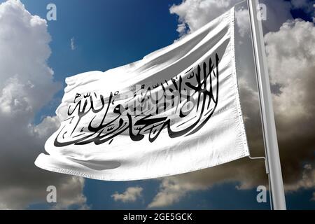 Drapeau de l'Afghanistan, l'Afghanistan au pouvoir des Taliban. L'inscription en traduction « shahada » est inscrite sur le drapeau blanc. Banque D'Images