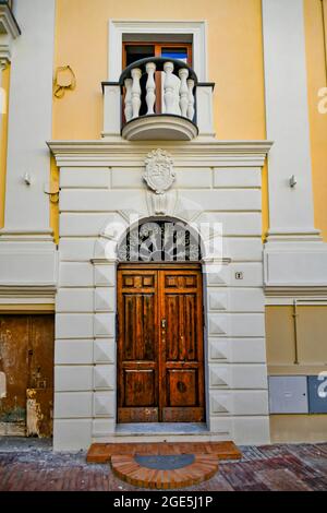 Façade d'une ancienne maison à Diamante, ville médiévale dans la région Calabre en Italie. Banque D'Images
