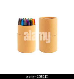 Crayons cireux colorés dans une boîte en carton écologique isolée sur fond blanc. Bâtonnets pastel colorés non toxiques de cire pigmentée dans un gobelet en papier pour l'écriture artistique Banque D'Images