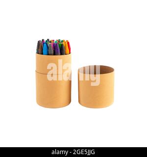 Crayons cireux colorés dans une boîte en carton écologique isolée sur fond blanc. Bâtonnets pastel colorés non toxiques de cire pigmentée dans un gobelet en papier pour l'écriture artistique Banque D'Images