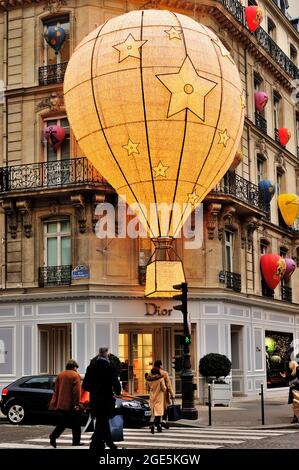 FRANCE, PARIS (75) 8ÈME ARRONDISSEMENT, AVENUE MONTAIGNE À L'HEURE DE NOËL, BOUTIQUE DE MODE DIOR LUXURY Banque D'Images