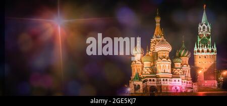 Place Rouge illuminée de nuit, Moscou, Russie. Cathédrale Saint-Basil et tour Spasskaya. Copiez l'espace sur un arrière-plan noir foncé avec des points bokeh colorés et un Banque D'Images