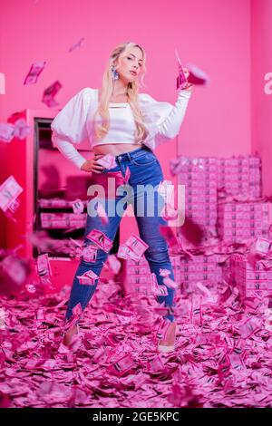 Cologne, Allemagne. 16 août 2021. LaFee (nom réel : Christina Klein), chanteuse, enregistrée au SuperCandy Pop-Up Museum. LaFee sort son album de retour « Back to the future » le 20 août. (À dpa 'ancienne star de l'adolescence, maintenant le temps voyageur: LaFee dares a comeback') Credit: Rolf Vennenbernd/dpa/Alay Live News Banque D'Images