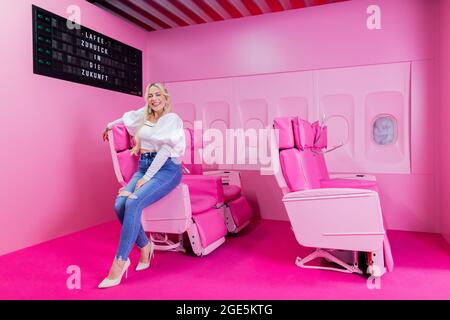 Cologne, Allemagne. 16 août 2021. LaFee (nom réel : Christina Klein), chanteuse, enregistrée au SuperCandy Pop-Up Museum. LaFee sort son album de retour « Back to the future » le 20 août. (À dpa 'ancienne star de l'adolescence, maintenant le temps voyageur: LaFee dares a comeback') Credit: Rolf Vennenbernd/dpa/Alay Live News Banque D'Images