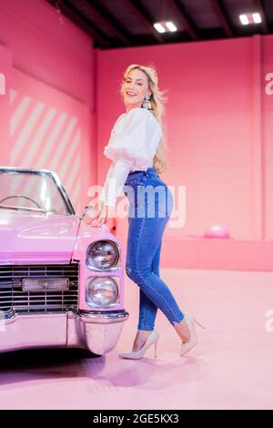 Cologne, Allemagne. 16 août 2021. LaFee (nom réel : Christina Klein), chanteuse, enregistrée au SuperCandy Pop-Up Museum. LaFee sort son album de retour « Back to the future » le 20 août. (À dpa 'ancienne star de l'adolescence, maintenant le temps voyageur: LaFee dares a comeback') Credit: Rolf Vennenbernd/dpa/Alay Live News Banque D'Images