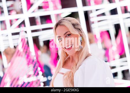 Cologne, Allemagne. 16 août 2021. LaFee (nom réel : Christina Klein), chanteuse, enregistrée au SuperCandy Pop-Up Museum. LaFee sort son album de retour « Back to the future » le 20 août. (À dpa 'ancienne star de l'adolescence, maintenant le temps voyageur: LaFee dares a comeback') Credit: Rolf Vennenbernd/dpa/Alay Live News Banque D'Images