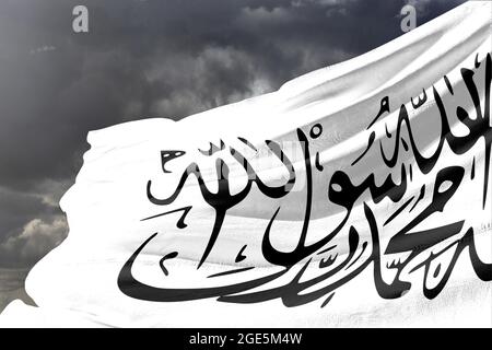 Drapeau de l'Afghanistan, l'Afghanistan au pouvoir des Taliban. L'inscription en traduction « shahada » est inscrite sur le drapeau blanc. Banque D'Images