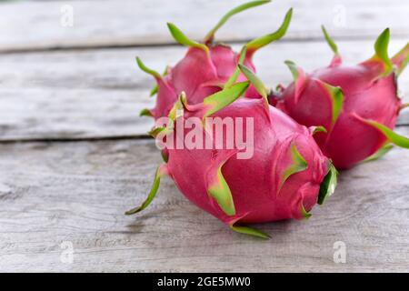 Fruit de dragon sur fond de bois ancien fruits sains Banque D'Images