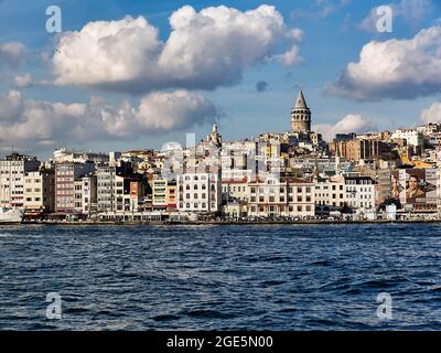 Vue sur le Bosphore jusqu'au quartier de Karakoey avec la Tour de Galata, Beyoglu, Istanbul, partie européenne, Turquie Banque D'Images