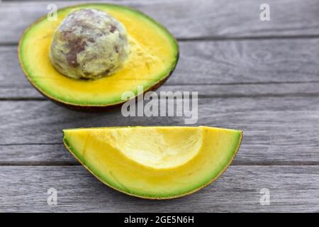 Avocat sur une ancienne table en bois. Fruits concept de nourriture saine. Concentration sélective Banque D'Images