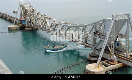 Bateau à moteur sous le pont Pamban. Pont ferroviaire reliant Mandapam à l'île Pamban, et Rameswaram, Tamilnadu, Inde Banque D'Images