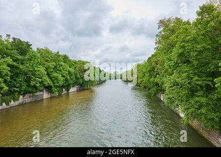 Rivière Isar traversant munich par un jour pluvieux, Bavière, Allemagne Banque D'Images