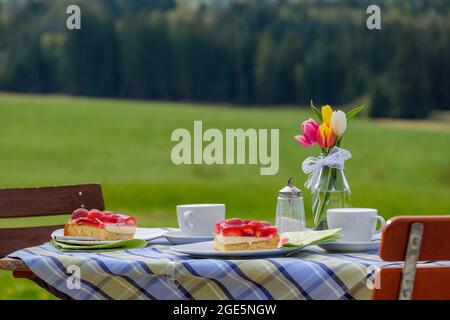 Table de café couverte, café et gâteau, printemps, café de ferme, café, Otthof, Faistenberg, Eurasburg, haute-Bavière, Bavière, Allemagne Banque D'Images