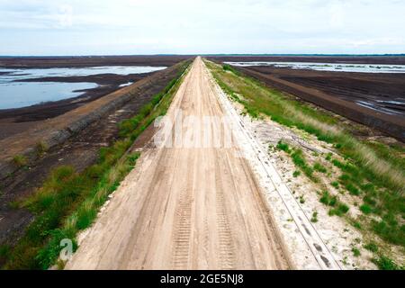 Extraction de tourbe photo aérienne, Esterweger dose à Emsland, photo de drone, région peu après l'extraction, renaturation, Basse-Saxe, Allemagne Banque D'Images