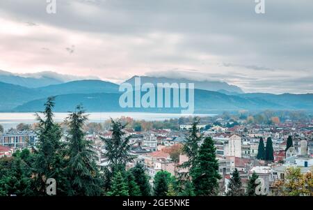 L'horizon de la ville d'Ioannina à Epirus, en Grèce, avec le lac Pamvotis et le mont Mitsikeli en arrière-plan. Banque D'Images