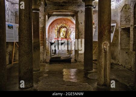 Chambre à colonnes dans la crypte du Pape Adrian I dans la cave ancienne de l'église de Santa Maria à Cosmedin, autel en arrière-plan, la Basilique de Santa Maria in Banque D'Images