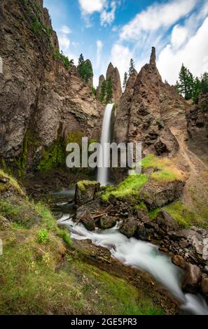 Chute d'eau qui traverse un paysage érodé avec des affleurements rocheux, chute de la tour avec Tower Creek, parc national de Yellowstone, Wyoming, États-Unis Banque D'Images