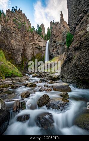 Chute d'eau qui traverse un paysage érodé avec des affleurements rocheux, chute de la tour avec Tower Creek, parc national de Yellowstone, Wyoming, États-Unis Banque D'Images