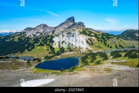 Lacs bleus devant la montagne volcanique de Black Tusk, Panorama Ridge, parc provincial Garibaldi, Colombie-Britannique, Canada Banque D'Images