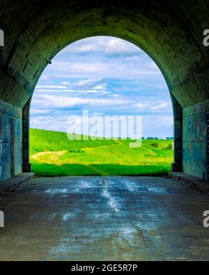 Tunnel et vue sur les prairies. Le tunnel sous le 'Pont de Knybawa' au-dessus de la Vistule. Tczew, Dirschau, Pologne Banque D'Images