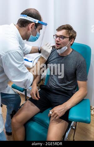 Médecin en vêtements de protection fait un test d'antigène sur un jeune homme, test de coronavirus, Covid-19, Kalymnos, Grèce Banque D'Images