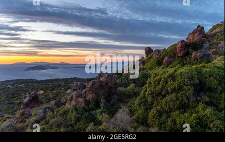 Coucher de soleil sur la mer, paysage avec macchia, dans les îles arrière Gyali et Kos, Nisyros, Dodécanèse, Grèce Banque D'Images