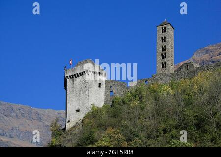 Ruines du château Castello di Mesocco, vue depuis l'autoroute A13 E43 jusqu'au col de San Bernardino, canton des Grisons, Suisse Banque D'Images