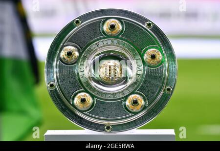 Match de football de Bundesliga au parc Borussia Moenchengladbach : trophée du championnat de l'Association allemande de football. Banque D'Images