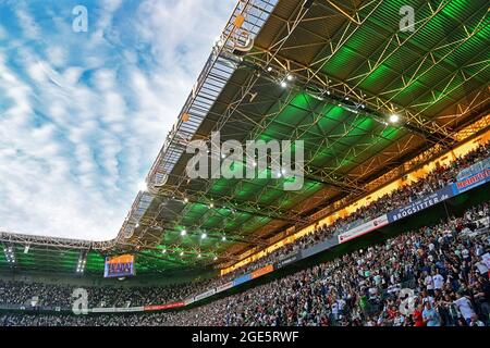 Match de football de Bundesliga au parc Borussia Moenchengladbach: Bor. Moenchengladbach vs Bayern Munich: Spectateurs de retour au parc Borussia. Banque D'Images