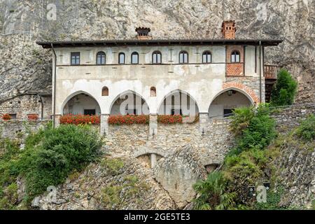 Bâtiment, monastère Santa Caterina del Sasso, Reno, Lac majeur, Lombardie, Italie Banque D'Images