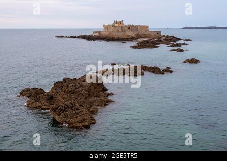 Ile de marée petit-be avec fort National, Saint Malo, Ille et Vilaine, Bretagne, France Banque D'Images