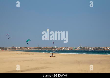 Femme, kitesurfer, plage de sable Ponta do sino près de Santa Maria, Ilha do Sal, Cabo Verde Banque D'Images