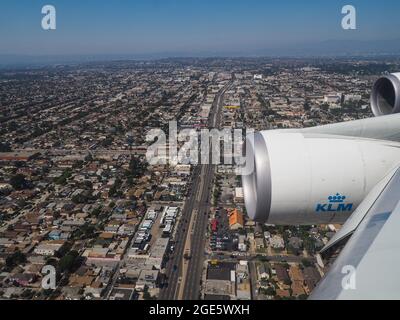 Approche d'atterrissage avec un avion de ligne commercial à Los Angeles, Californie, États-Unis Banque D'Images