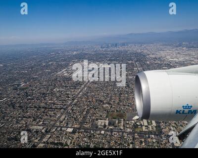 Approche d'atterrissage avec un avion de ligne commercial à Los Angeles, Californie, États-Unis Banque D'Images