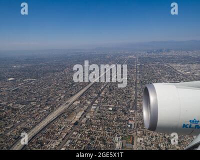 Approche d'atterrissage avec un avion de ligne commercial à Los Angeles, Californie, États-Unis Banque D'Images