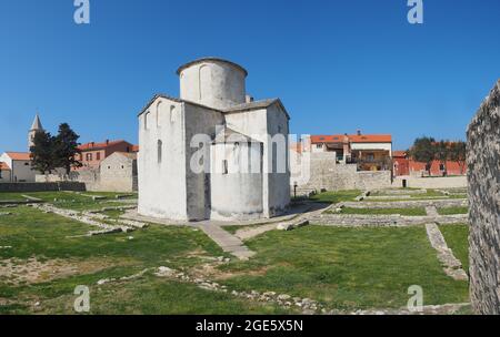 Église Sainte-Croix ou Crkva svetoga Kriza, la plus petite cathédrale du monde, Nin, comté de Zadar, Croatie Banque D'Images