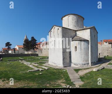 Église Sainte-Croix ou Crkva svetoga Kriza, la plus petite cathédrale du monde, Nin, comté de Zadar, Croatie Banque D'Images