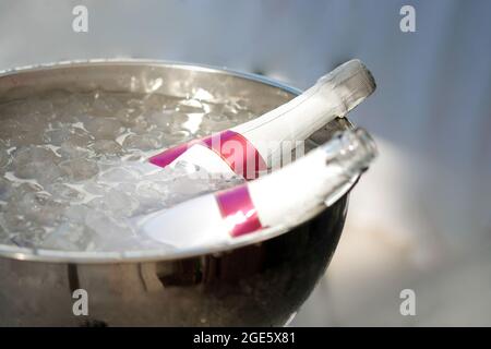 Champagne verre froid bouteille boissons, glace pleine cubes dans une boîte fraîche photo. Banque D'Images