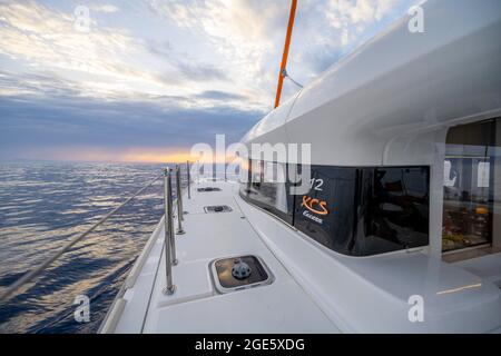 Terrasse avec trappes, catamaran, coucher de soleil, croisière en voilier, Dodécanèse, Grèce Banque D'Images