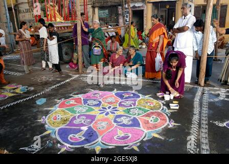 Kolam; Rangoli- devant le temple de Kapaleeswarar pendant le festival, Mylapore, Chennai; Madras, Tamil Nadu Banque D'Images