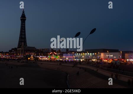 Blackpool Golden Mile Tower soir Banque D'Images