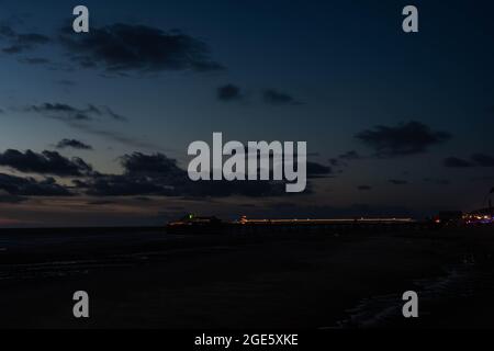 Blackpool Golden Mile Tower soir Banque D'Images