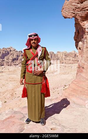 Officier de la police royale bédouine en uniforme traditionnel avec manteau de grenouille, poignard et ceinture à cartouche, Petra, site du patrimoine mondial de l'UNESCO, Royaume des Banque D'Images